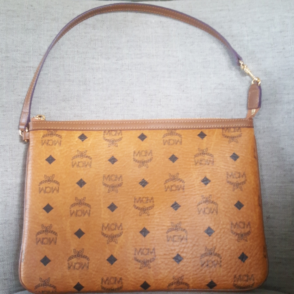 ♨️SOLD NO LONGER AVAILABLE ♨️MCM Wristlet